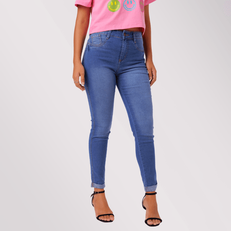 Calça jeans 2024 dobrada com salto